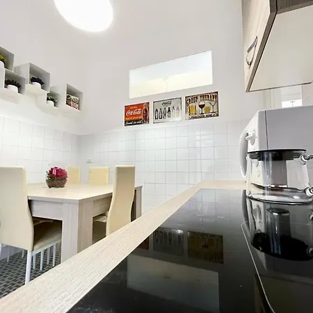 Apartment Forty1 Near Metro Cipro